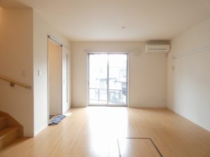 JR川越線徒歩17分　ファミリー入居可　長屋　木造2階建て　中型犬1頭飼育相談可　小型犬1頭飼育相談可　無料インターネット
