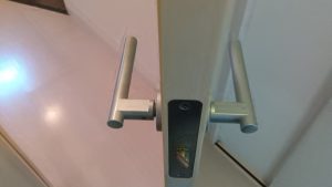 ドアノブ　レバーハンドル　調整　グラグラ　直す