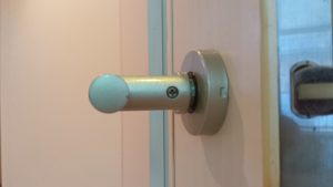 ドアノブ　レバーハンドル　調整　グラグラ　直す