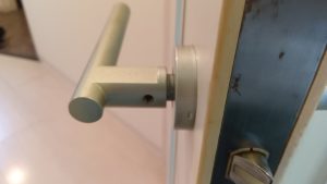 ドアノブ　レバーハンドル　調整　グラグラ　直す