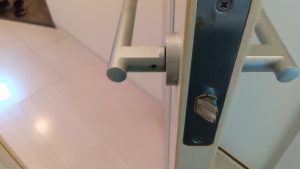 ドアノブ　レバーハンドル　調整　グラグラ　直す