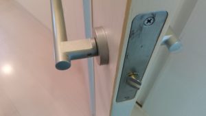 ドアノブ　レバーハンドル　調整　グラグラ　直す