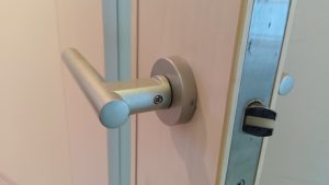 ドアノブ　レバーハンドル　調整　グラグラ　直す