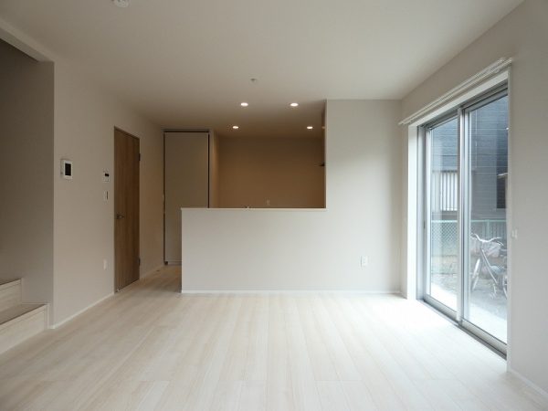 戸建 賃貸 2LDK ファミリー 子育て 静かな環境 リビング リビング階段 2面採光